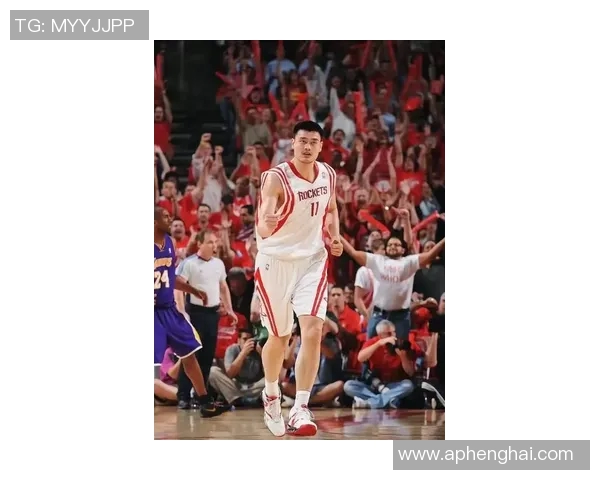 姚明运用灵活技巧巧妙进球展现篮球艺术与智慧的完美结合 姚明运用灵活技巧巧妙进球展现篮球艺术与智慧的完美结合